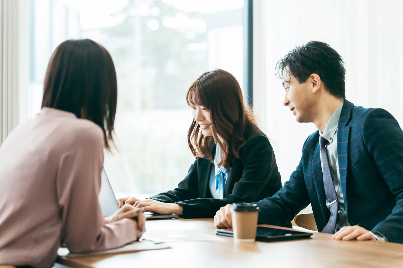明るい部屋で担当者と話す相談者