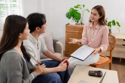 自宅で担当者から説明を受ける夫婦