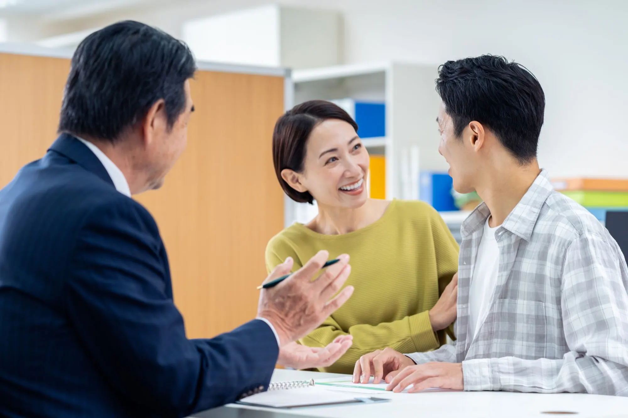 担当者と資料を前に話す夫婦