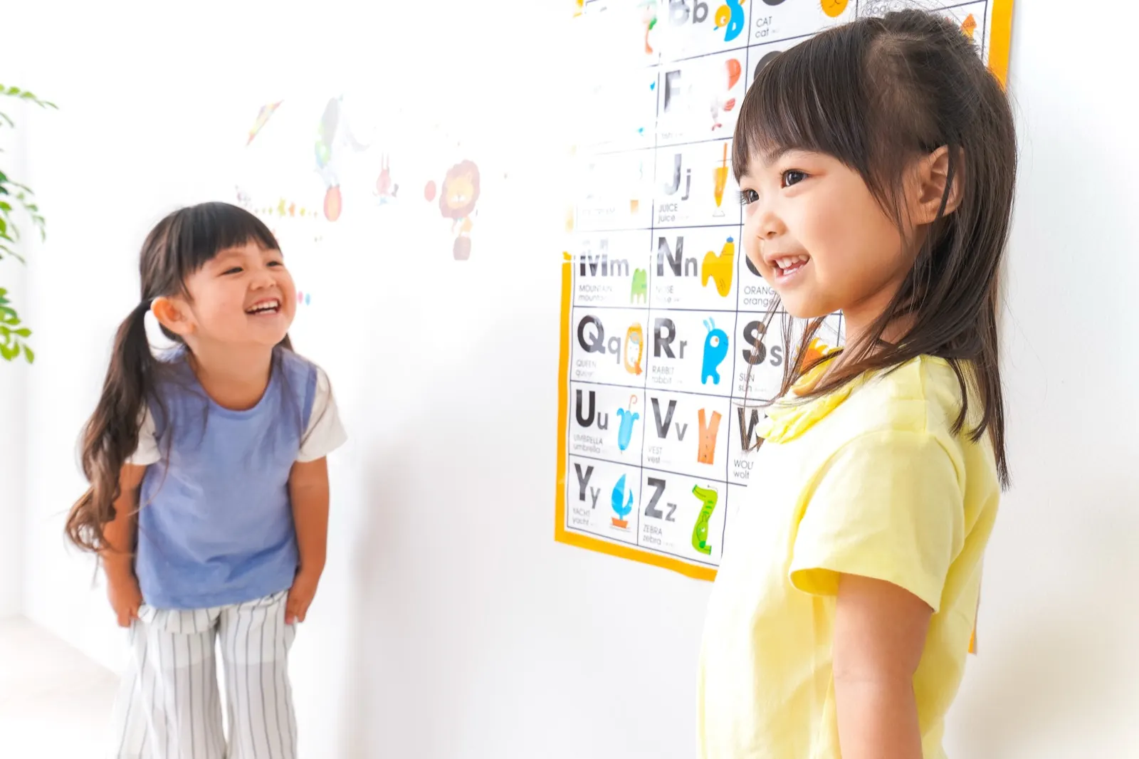 サマースクールで英語のレッスンを受ける子どもたち