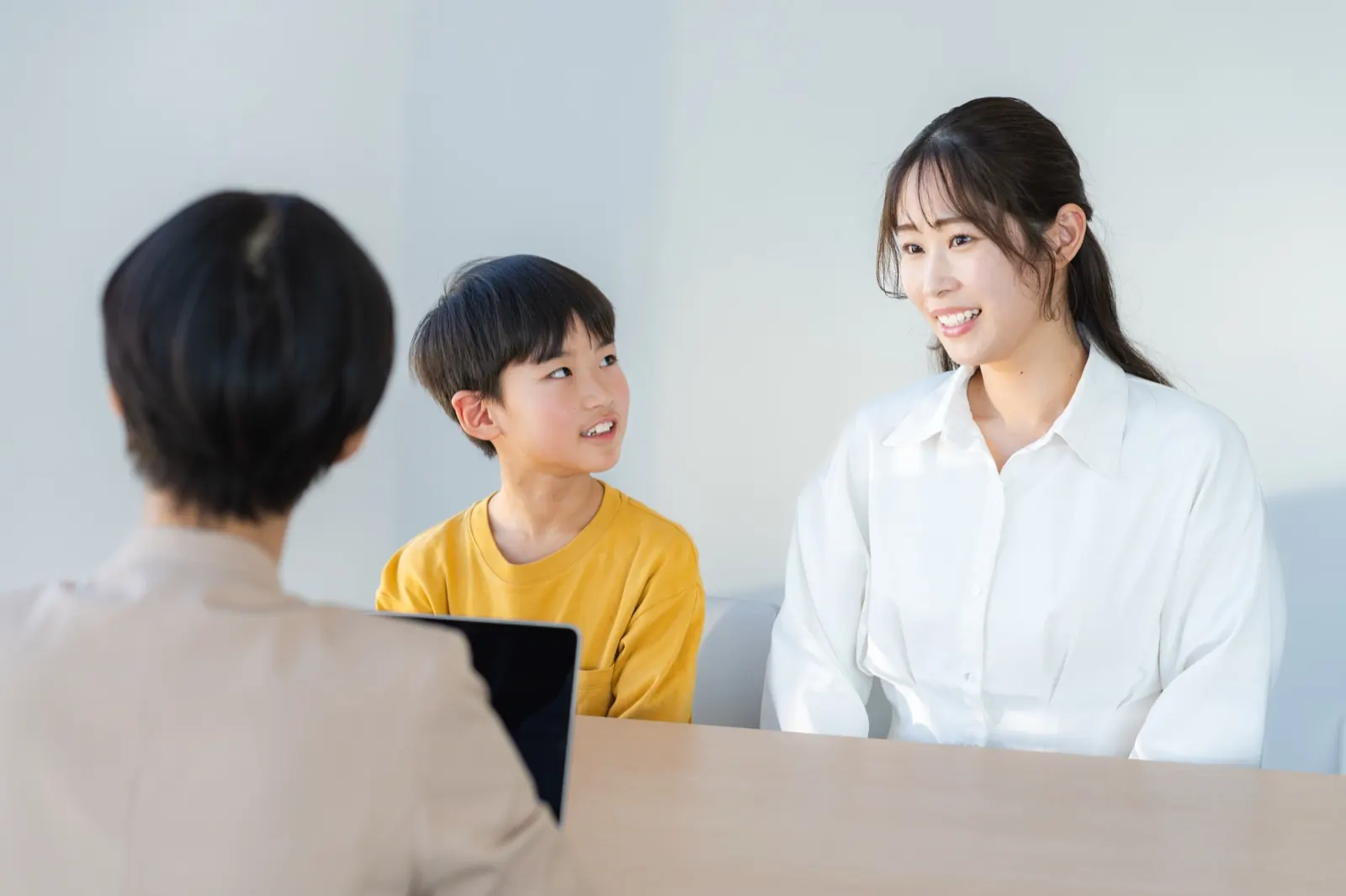 学校見学で、教室を案内される保護者
